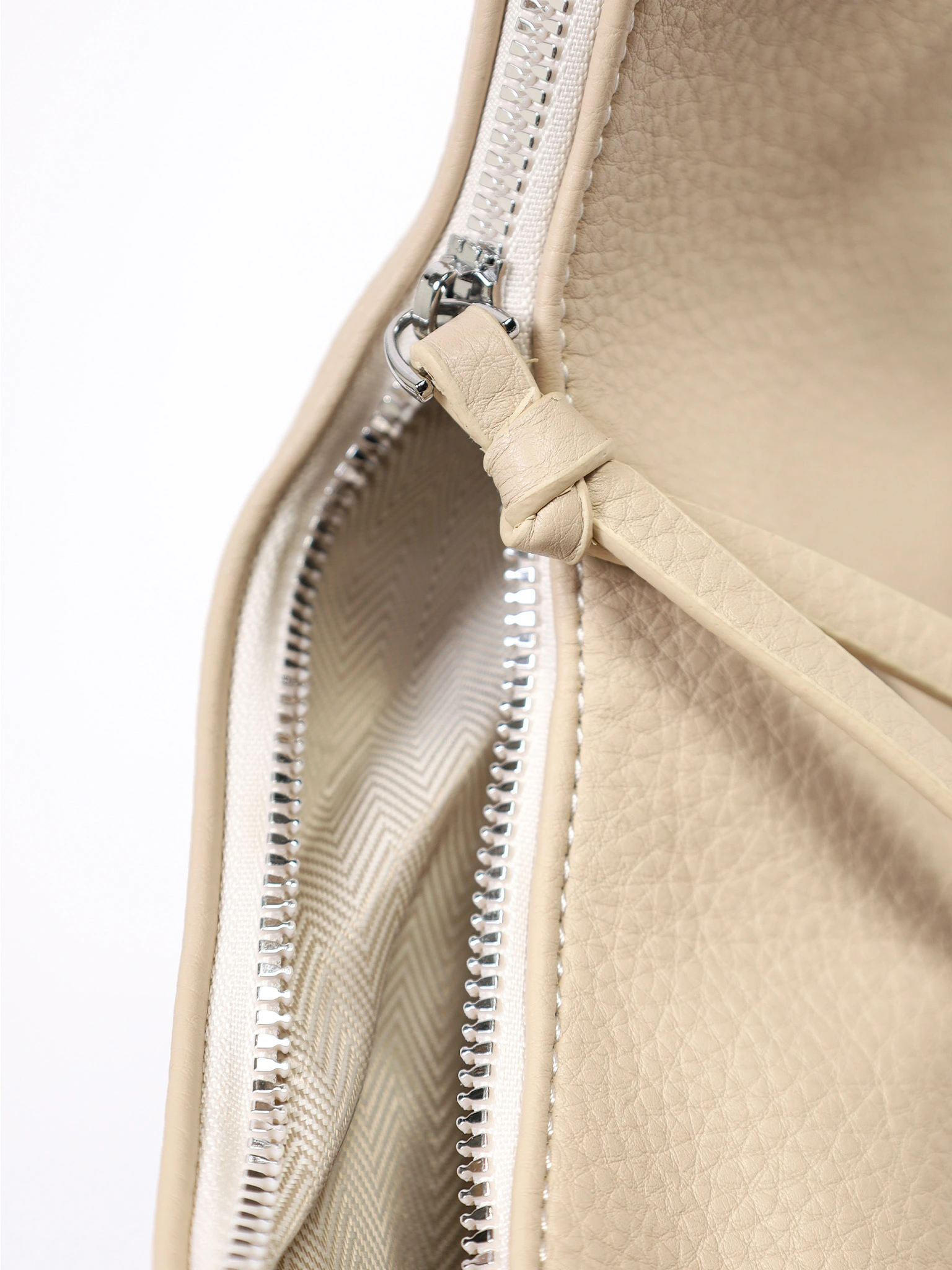 Сумка-шоппер с декоративными цепочками в ассортименте